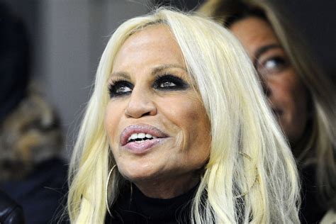 donatella versace spiega la pronuncia del suo cognome|Donatella Versace oggi: a 69 anni, la biografia della stilista.